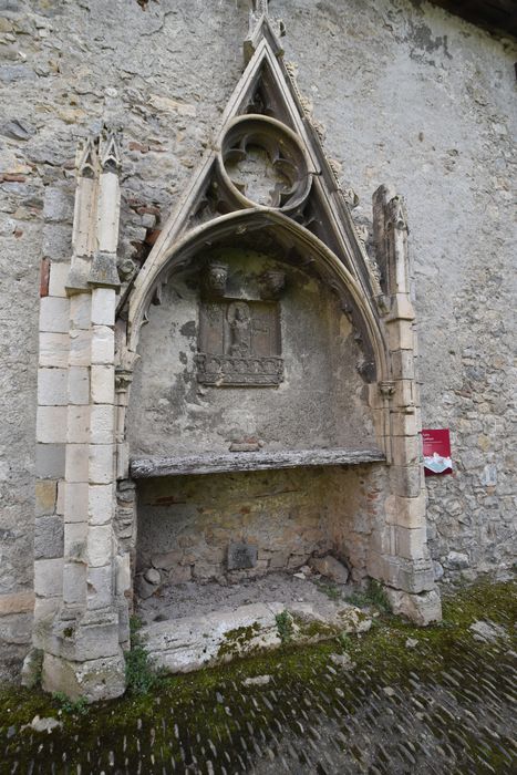 Façade nord, enfeu (ancienne galerie sud du cloître)