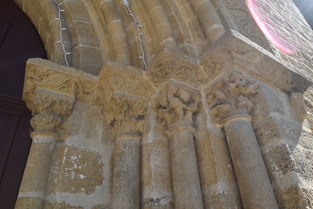 Portail d’accès ouest, détail des chapiteaux sculptés de l’ébrasement droit