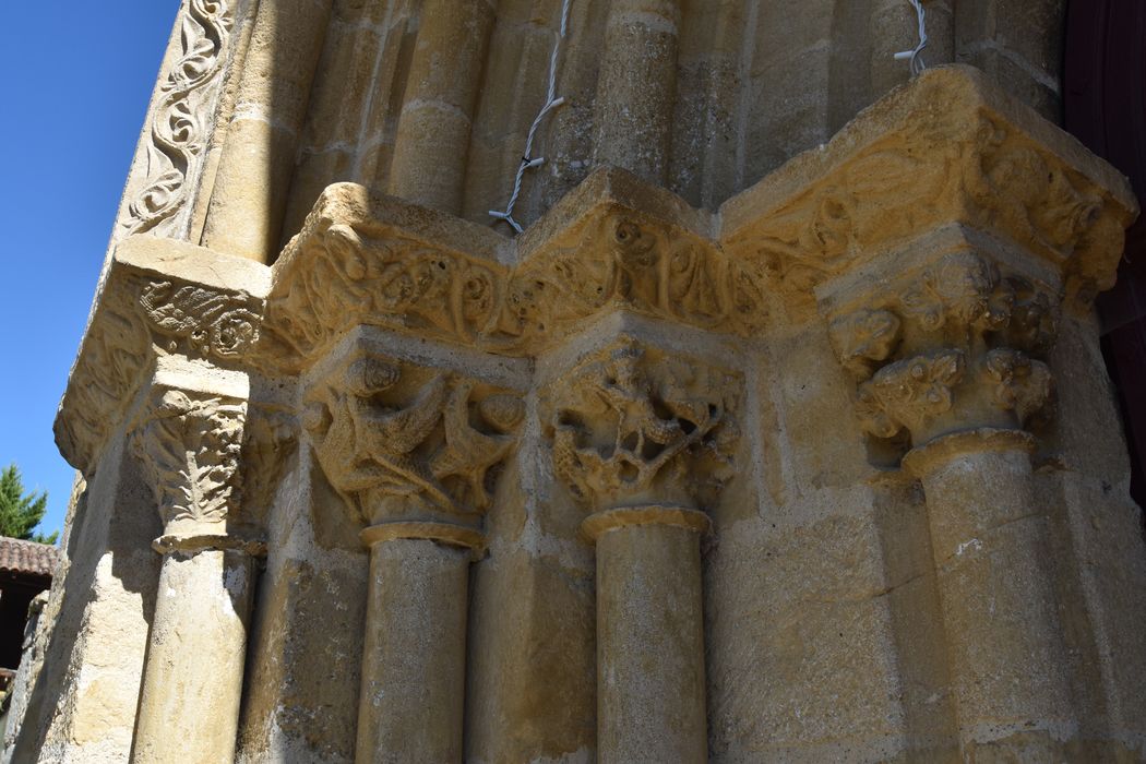 Portail d’accès ouest, détail des chapiteaux sculptés de l’ébrasement gauche