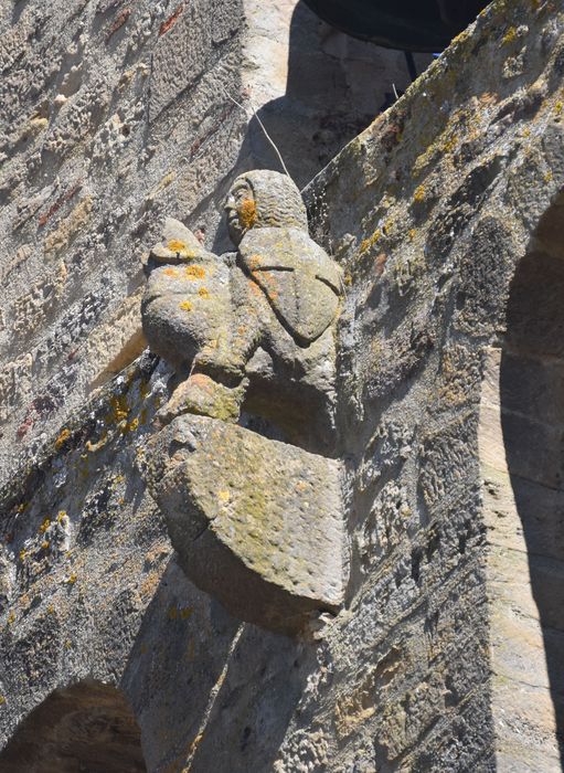 Statue équestre d’un cavalier sur la façade ouest