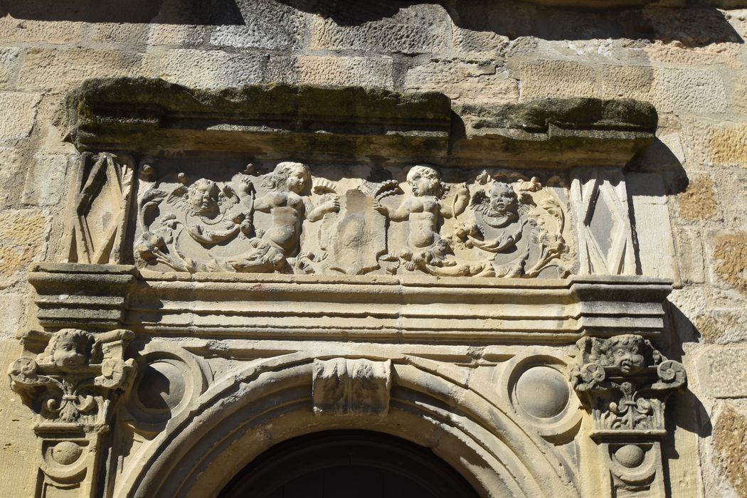 porte d’accès sud à la chapelle Saint-Maurice, détail du tympan