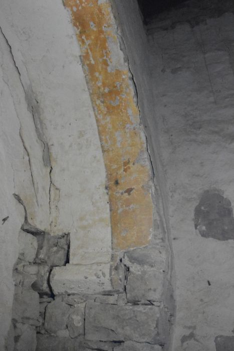 détail d’un fragment de peinture monumentale sur l’intrados d’un arc