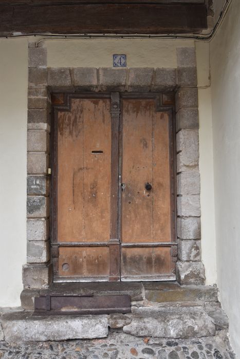 porte d’accès sur rue