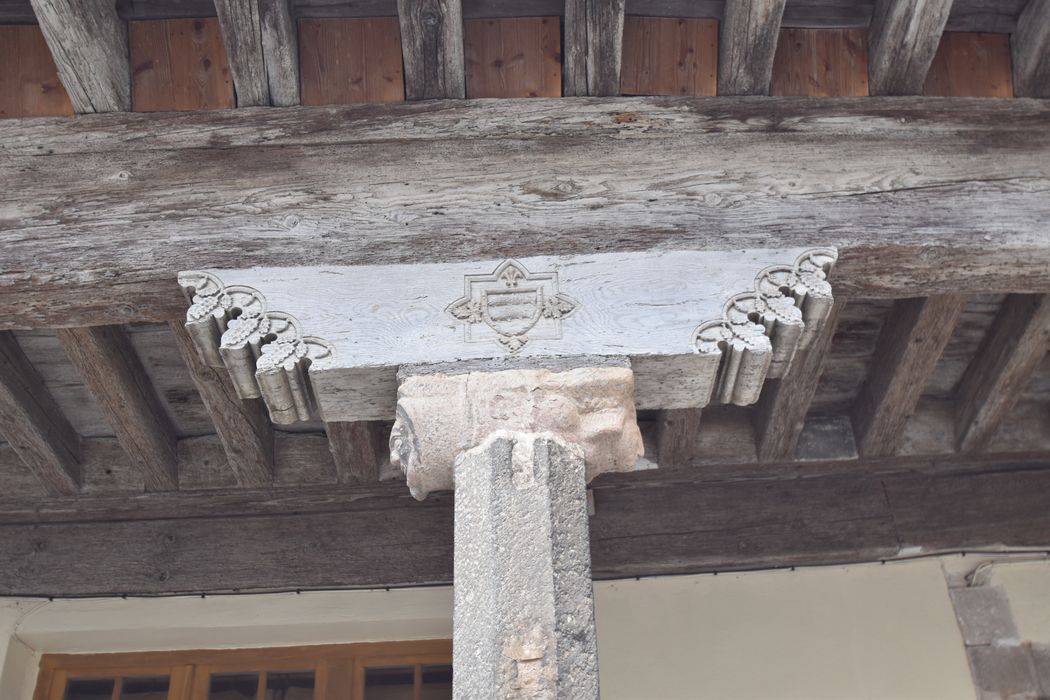 façade sur rue, détail de la colonne et de son chapiteau