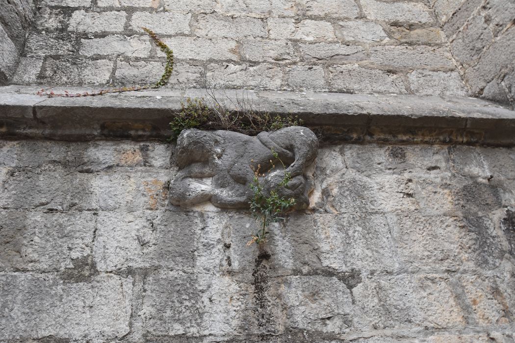 chevet, détail d’un haut-relief : Lion sur un homme