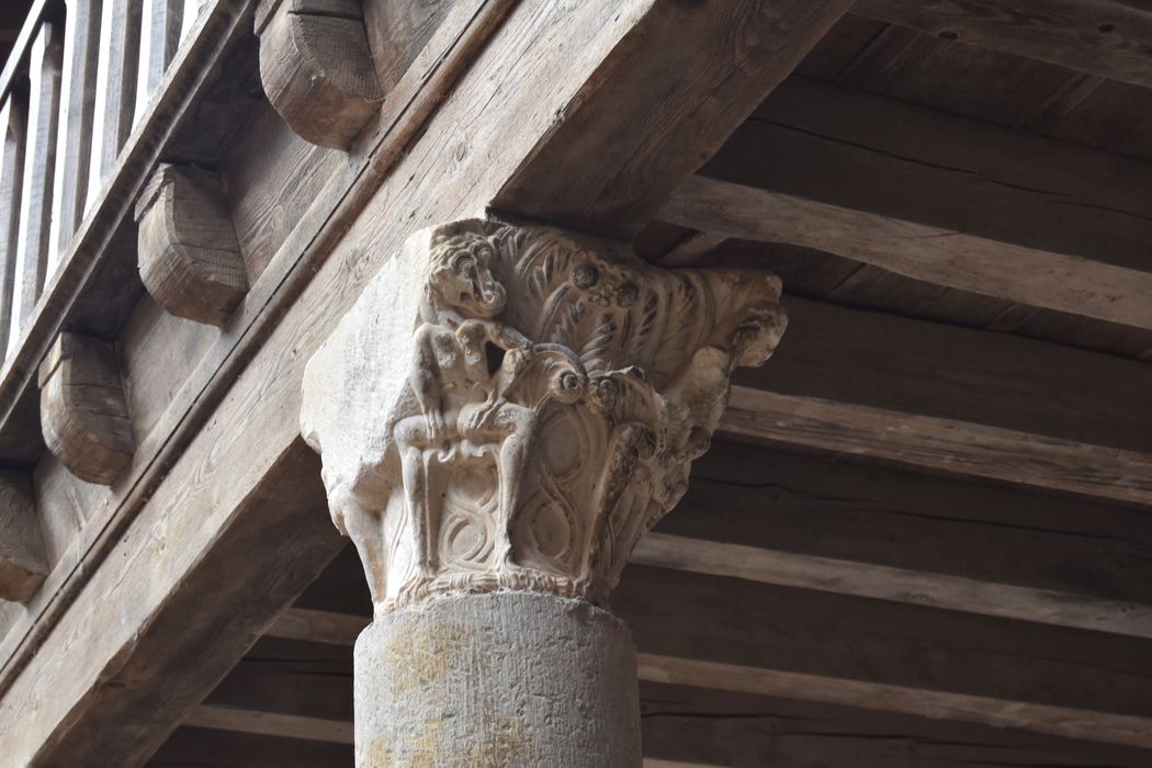 cour du logis, détail d’un chapiteau sculpté