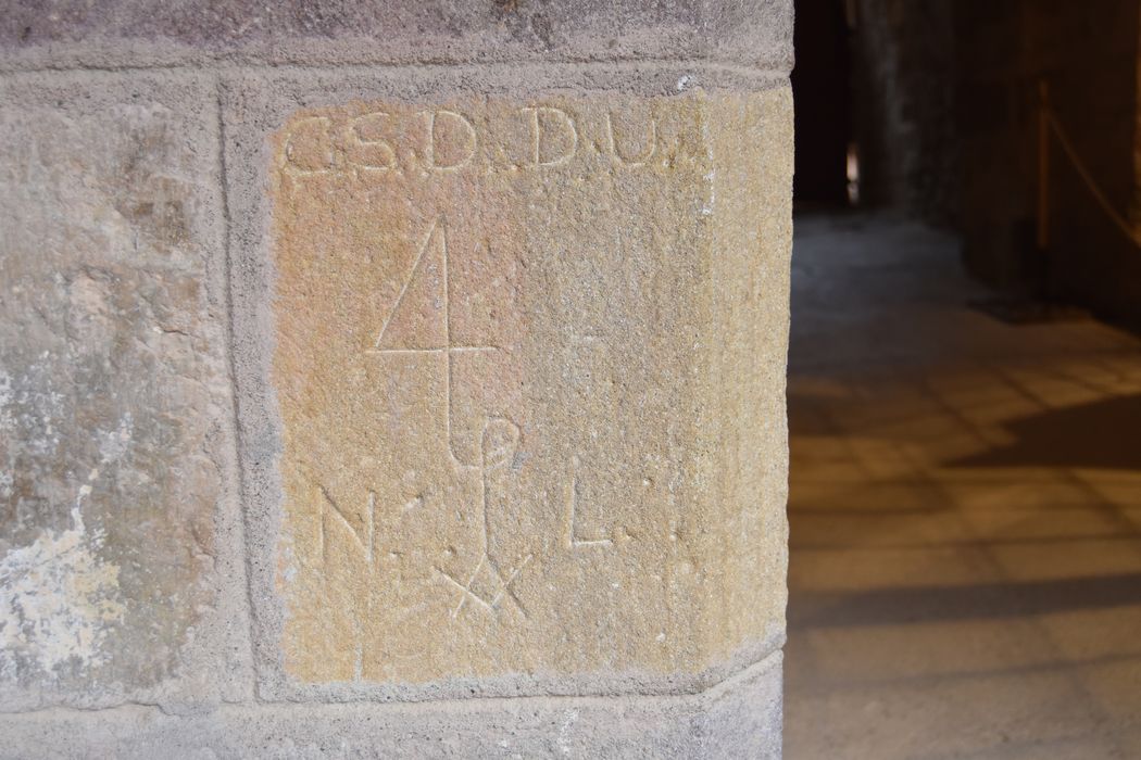 passage à l’Ouest donnant sur la cour du logis, détail d’une inscription sur le piedroit gauche