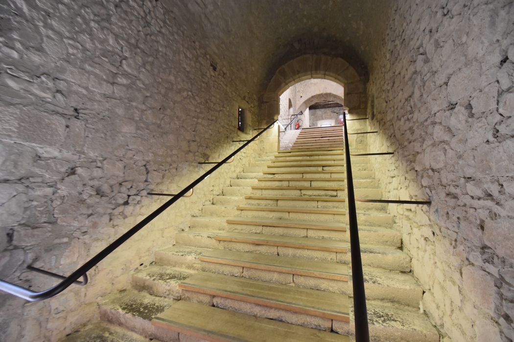 grand escalier conduisant à la tour pré-romane