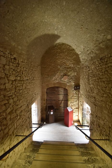 grand escalier conduisant à la tour pré-romane