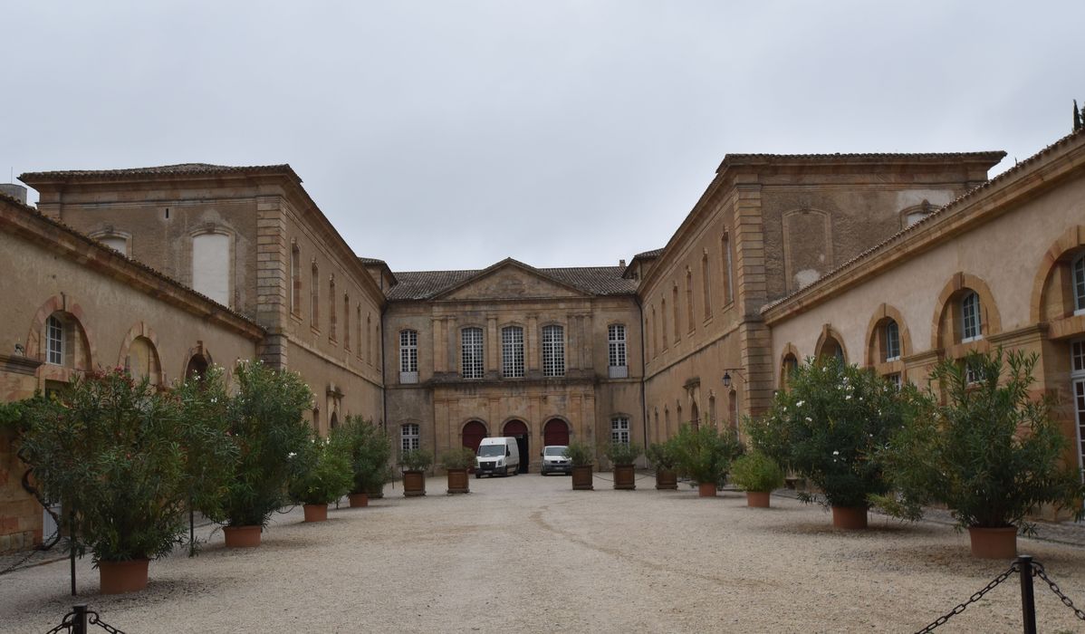 avant-cour, vue générale des façades depuis le portail monumental nord