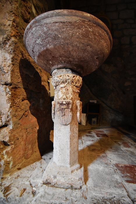 colonne supportant la vasque du bénitier