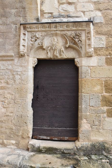 porte d’accès située à la droite du portail d’accès sud