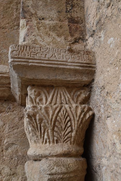 portail d’accès sud, détail d’un chapiteau sculpté présentant une inscription