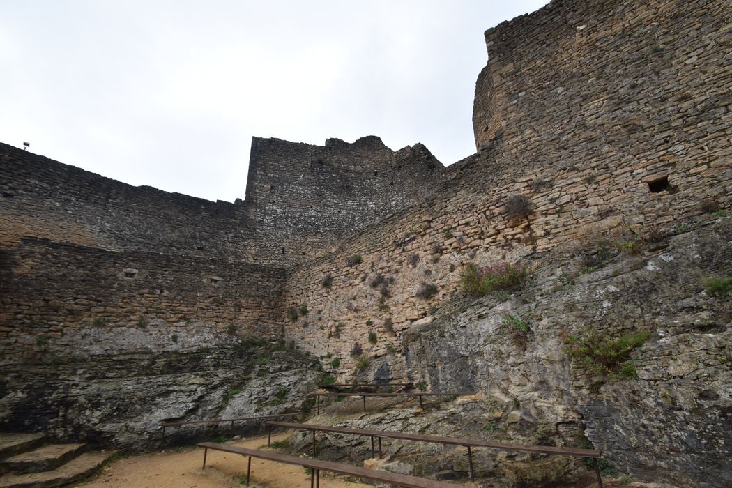 vue partielle des ruines depuis 1ère cour nord-est