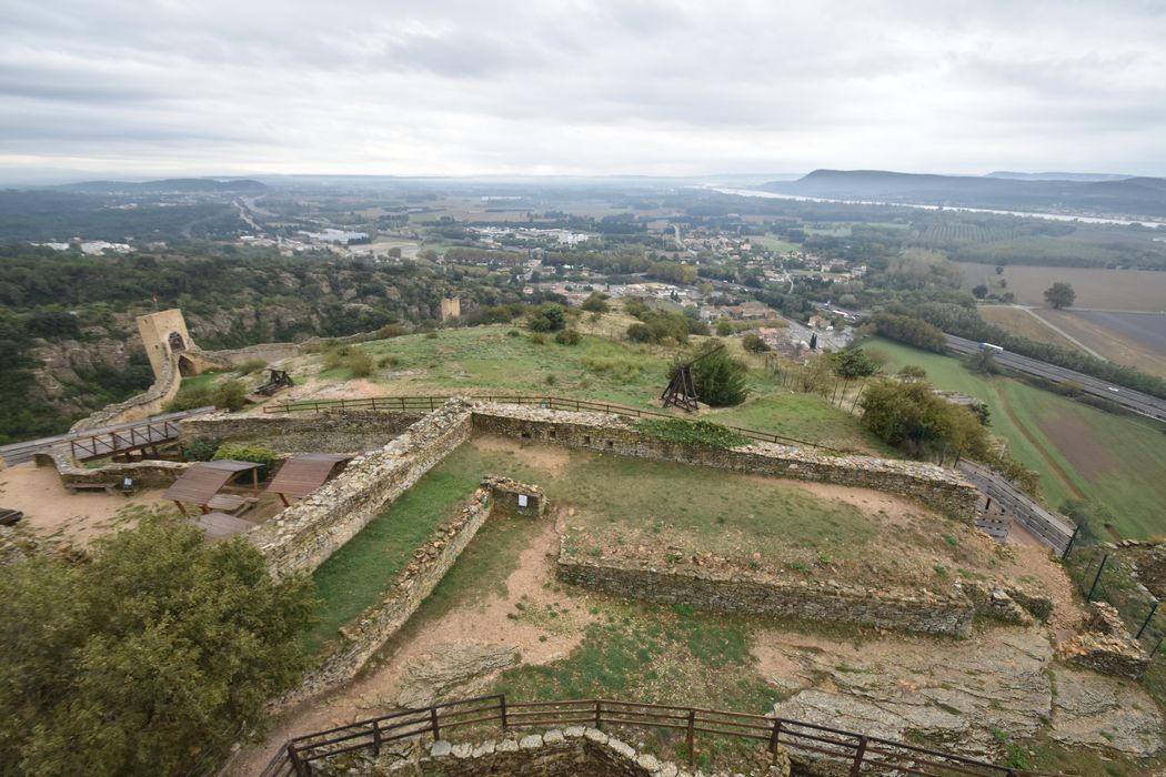 vue générale du site depuis le donjon en direction du Sud