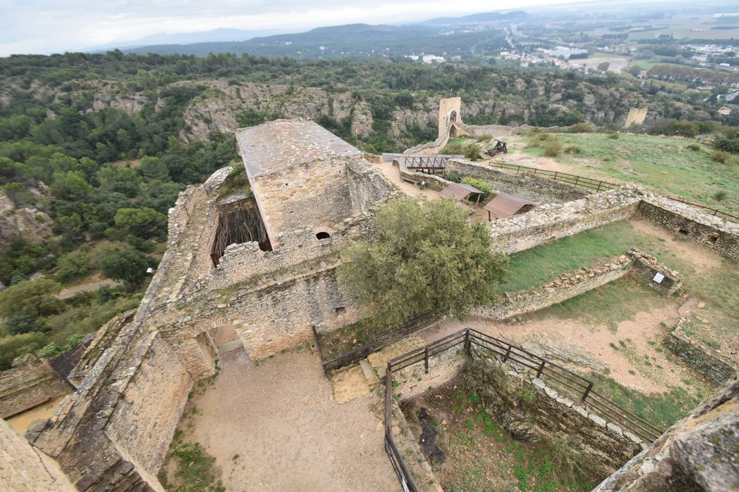 vue générale du site depuis le donjon en direction de l’Est