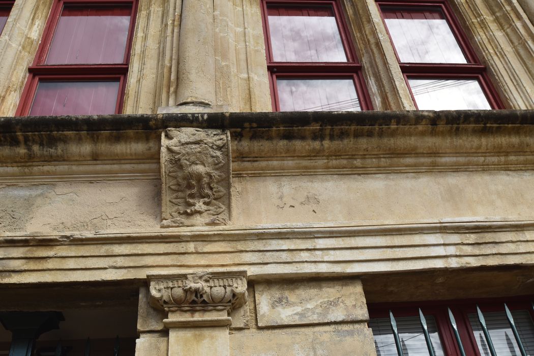 façade sur rue, détail d’une console sculptée