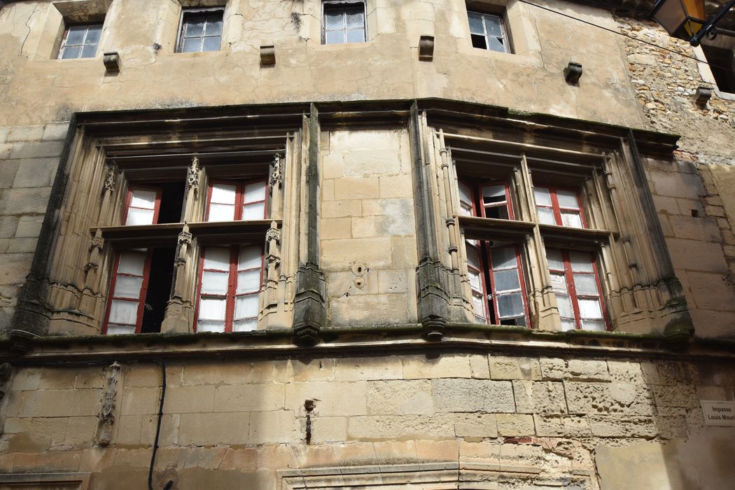 façade sur rue, fenêtres à meneau du 1er étage