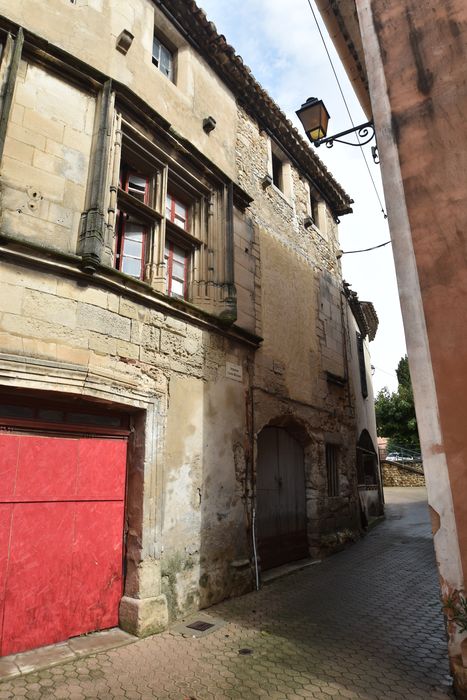 façade sur rue, vue partielle