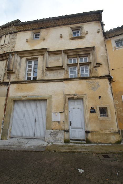 façade sur rue, vue partielle