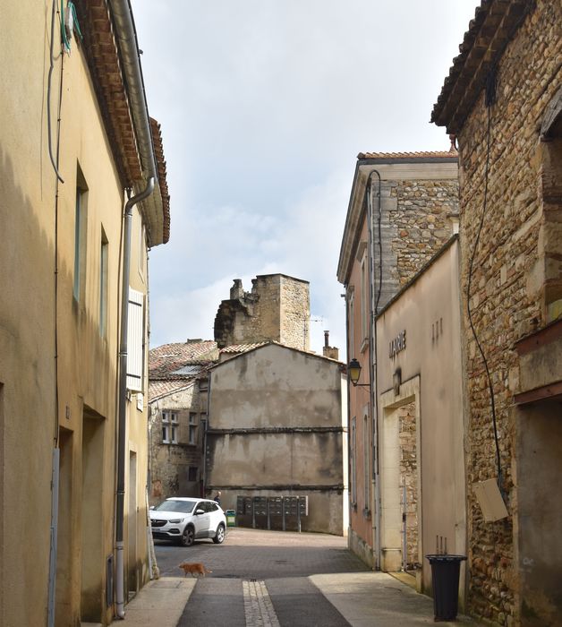 vue partielle de la tour d »escalier depuis la rue de Verdun à l’Ouest