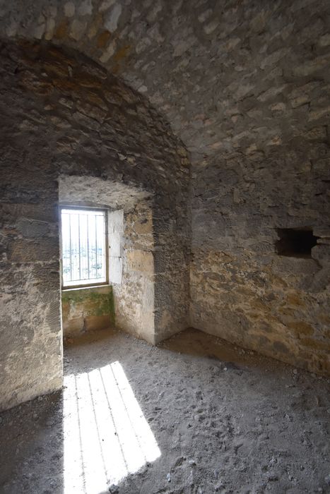 vue partielle des ruines, une des pièces de la tour