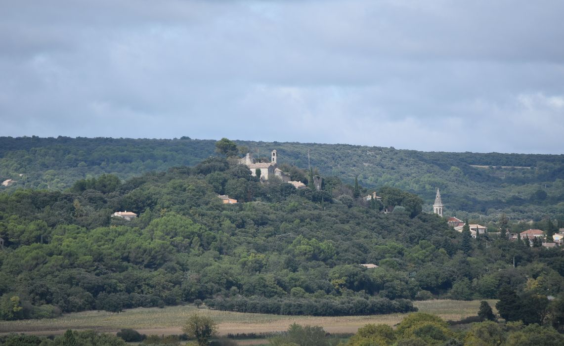 vue générale de l’ancienne église dans son environnement depuis les ruines du château de La Baume-de-Transit au Sud