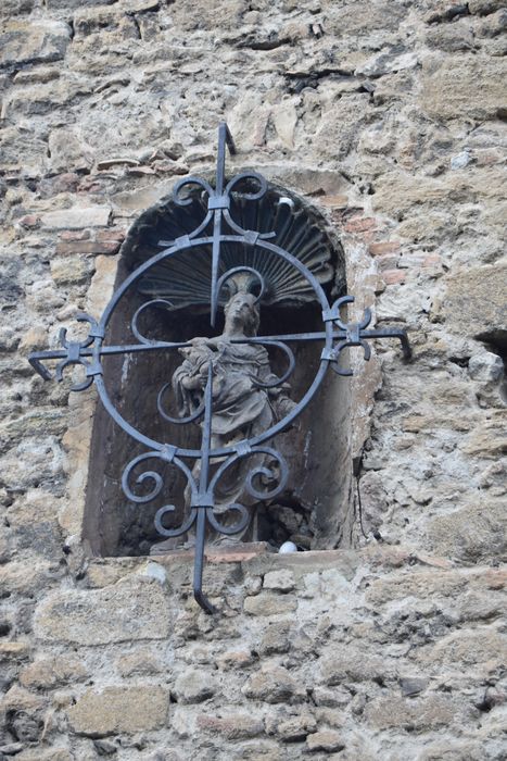 façade sur rue, détail de la niche et de la statue de la Vierge à l’Enfant