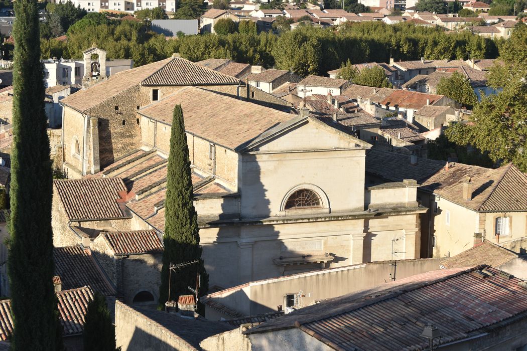 vue partielle de l’église dans son environnement depuis la collégiale du Puy