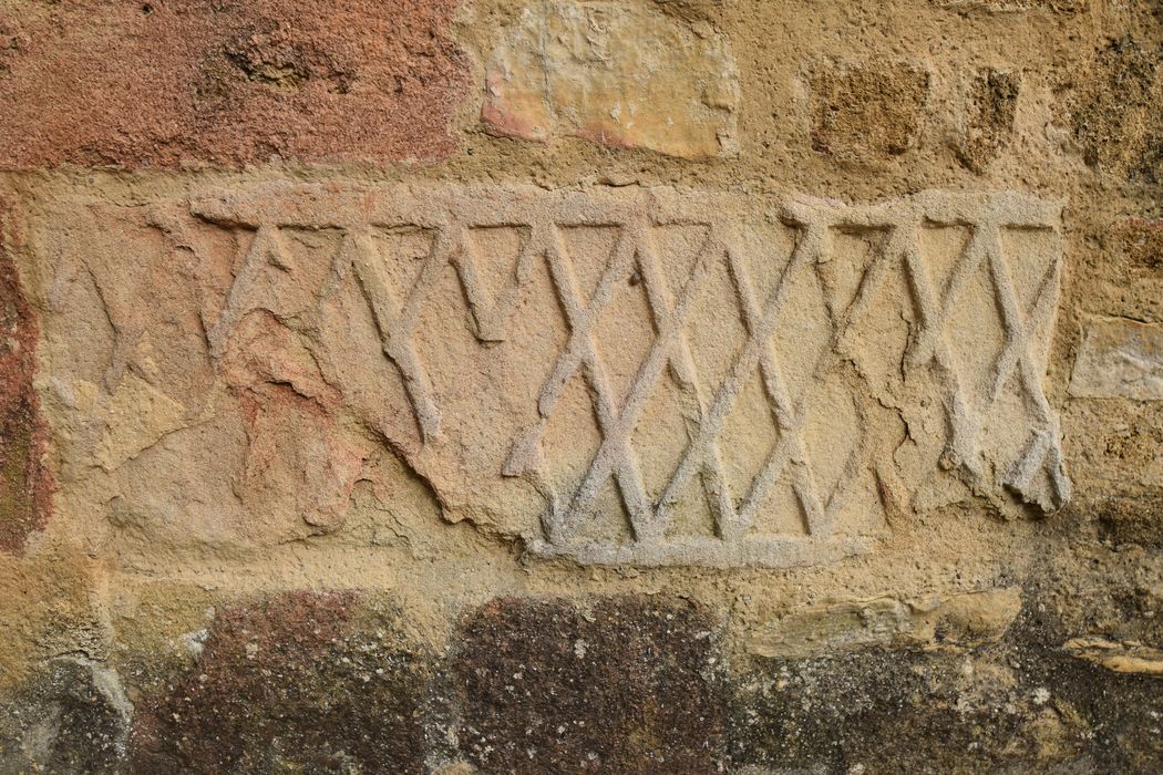 façade latérale sud, détail d’une pierre remployée