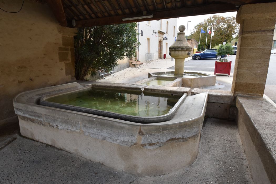 lavoir situé dans le prolongement de la fontaine