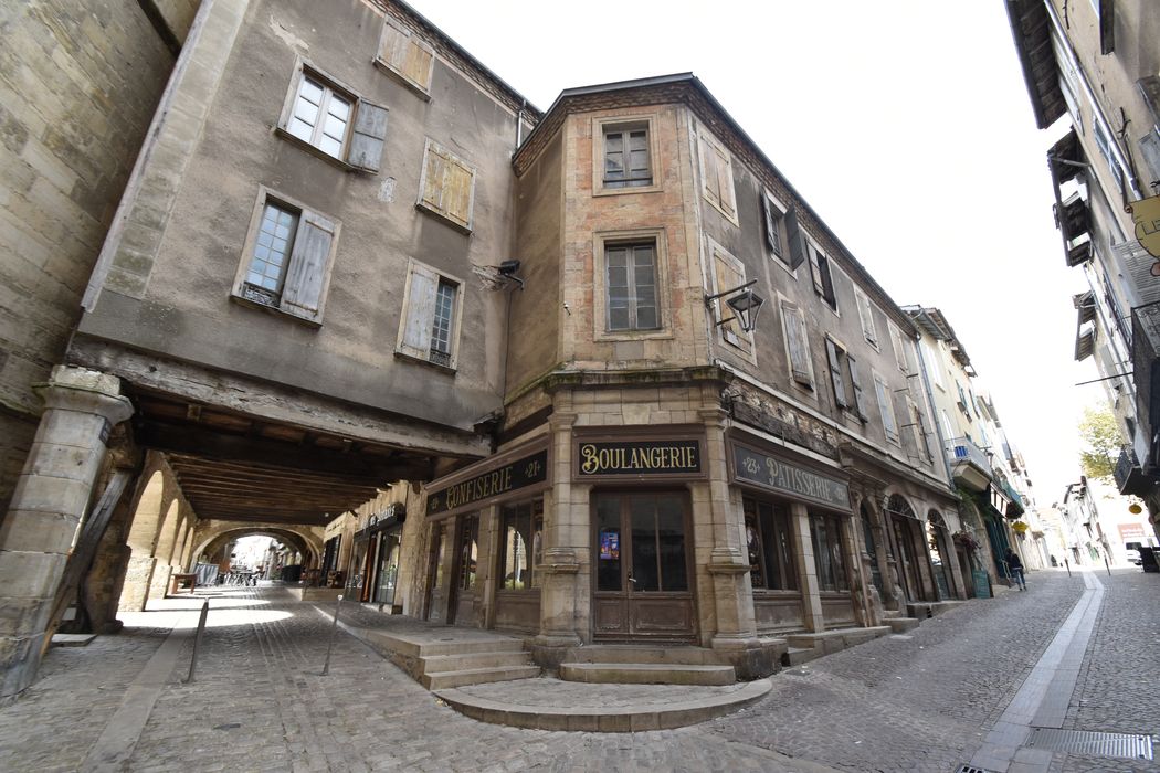 façades est sur la rue Durand de Montlauzeur, passage ouvrant sur la galerie Reynies