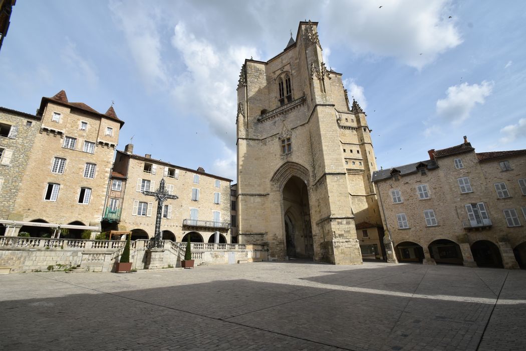 immeubles fermant la place au nord et à l’est côté des arcades Reynies (nord) et de l’Hôpital Saint-Martial (est), façades sud et ouest