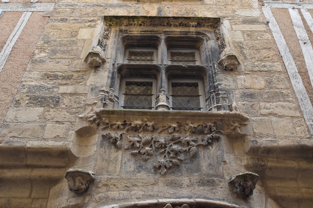 façade sur rue, détail d’une baie au 1er niveau