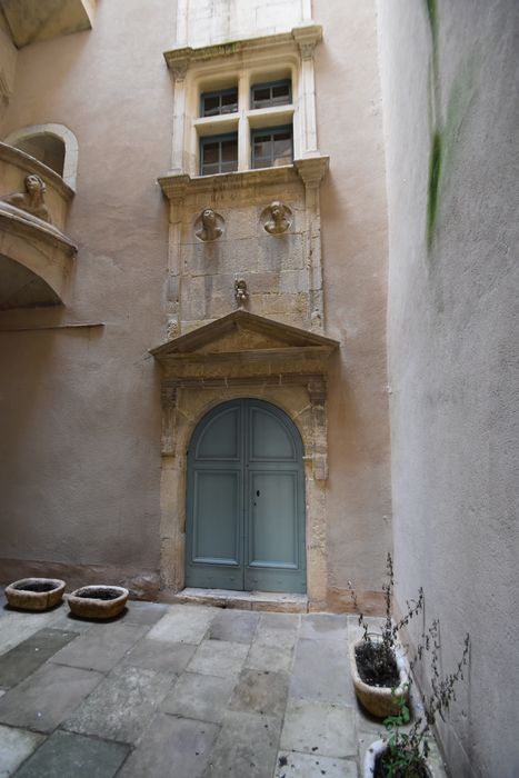 cour intérieure, porte d’accès