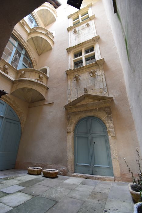 cour intérieure, vue partielle des façades