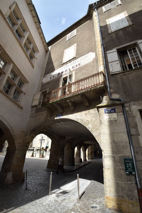 façade sud sur la rue de Belle-Isle, galerie ouvrant sur les arcades de l’Hôpital Saint-Martial