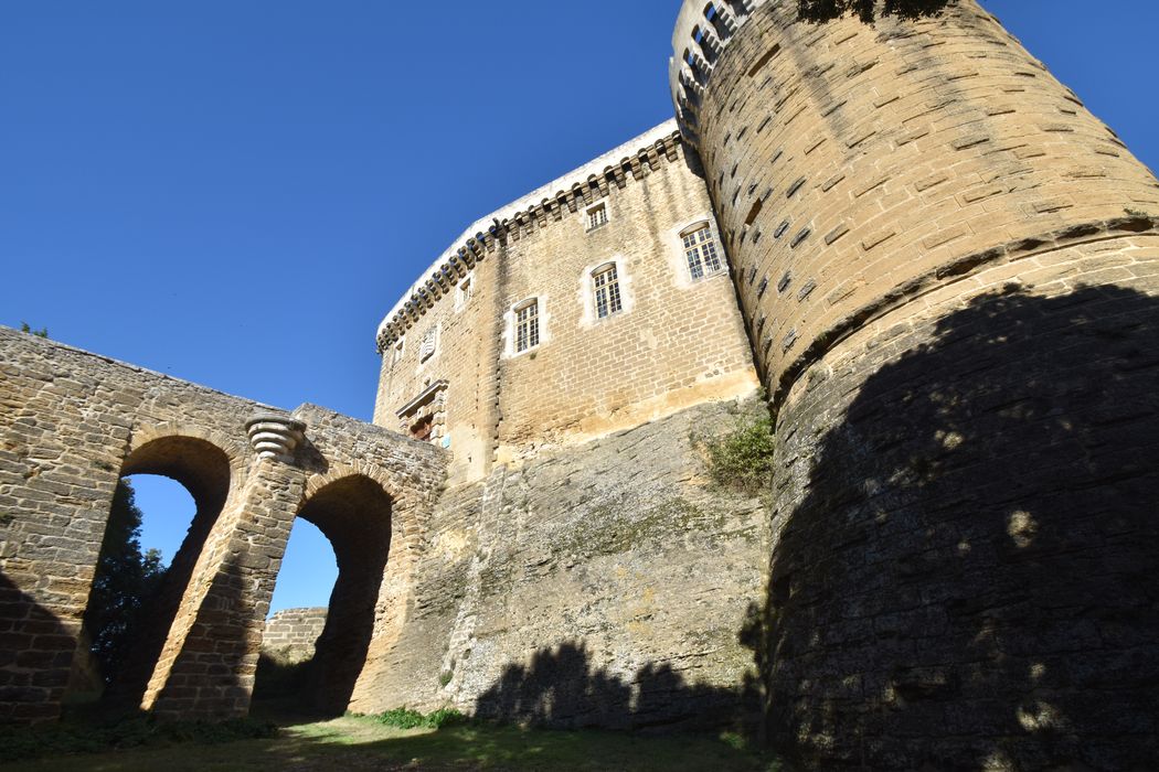 fossés ouest et pont dormant, élévation sud