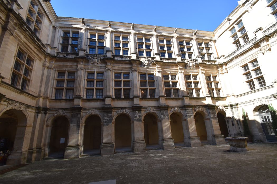 cour d’honneur, aile nord, façade sud