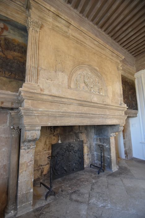 aile sud, 1er étage, cheminée monumentale de la grande salle dite « salle d’armes »