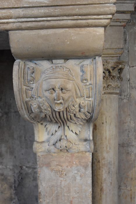 aile sud, 1er étage, cheminée monumentale de la grande salle dite « salle d’armes », détail