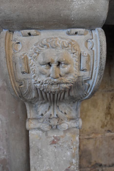 aile sud, 1er étage, cheminée monumentale de la grande salle dite « salle d’armes », détail