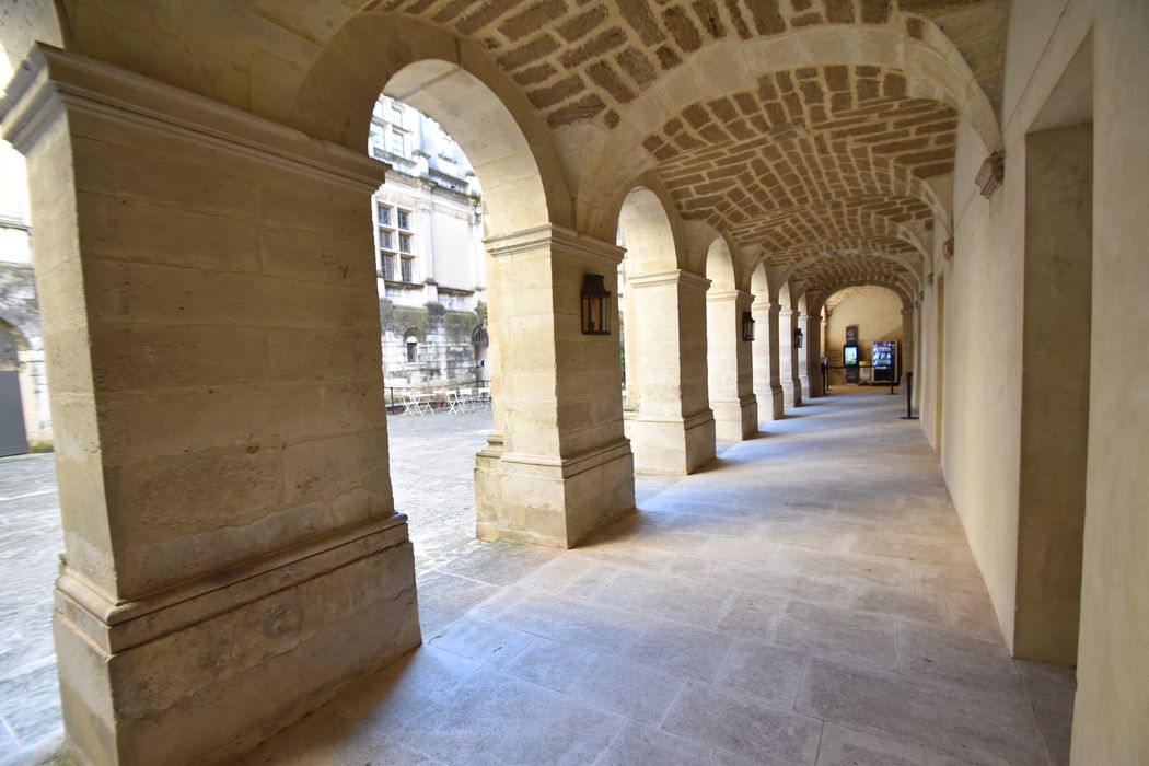 cour d’honneur, aile nord, galerie du rez-de-chaussée