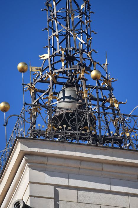 vue partielle du campanile du beffroi et de la cloche