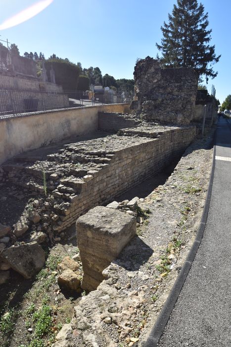 vestiges d’une porte de l’enceinte le long de la rue Saint-Clément