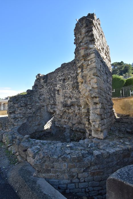 vestiges d’une porte de l’enceinte le long de la rue Saint-Clément