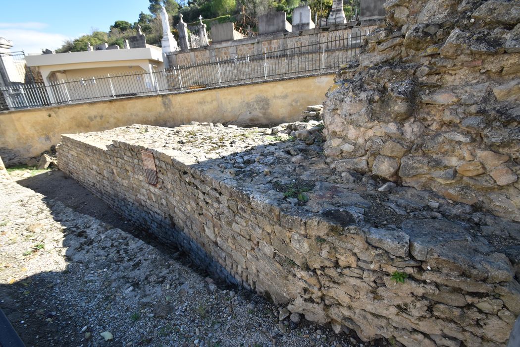 vestiges d’une porte de l’enceinte le long de la rue Saint-Clément