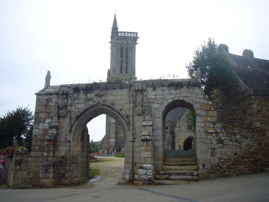 porte d’accès au cimetière au sud