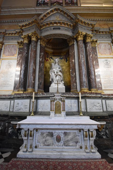 Chapelle du croisillon gauche : autel, retable, statue : Vierge à l’Enfant