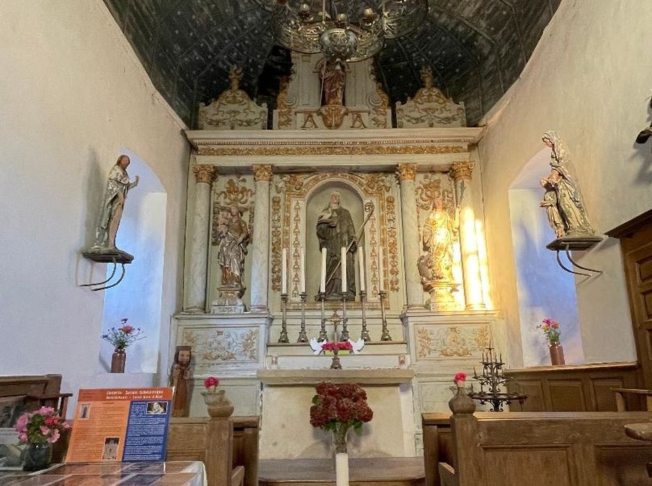 maître-autel, retable, statues : Vierge à l'Enfant, Sainte Marguerite, Saint Benoît